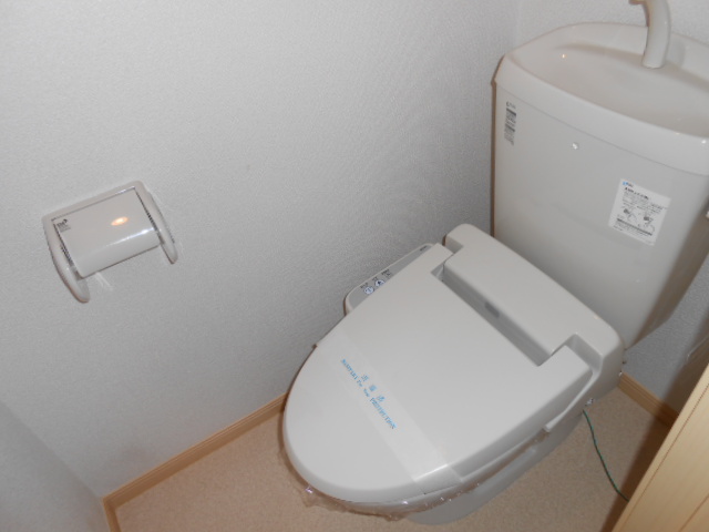 トイレ　温水洗浄便座完備・小物収納棚有り