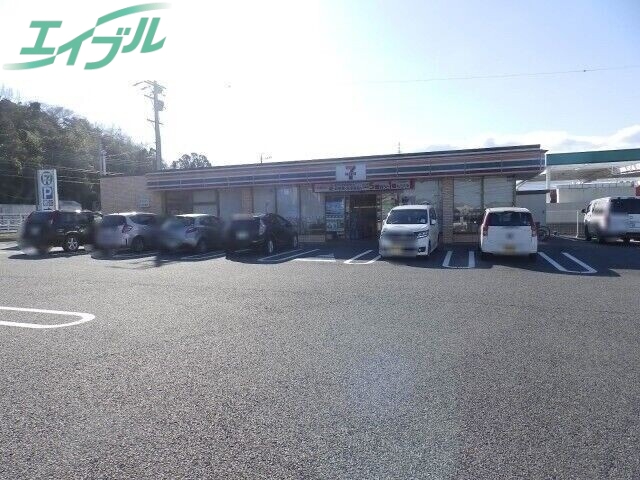 コンビニ　セブンイレブン四日市三重団地入口店（コンビニ）まで1353m