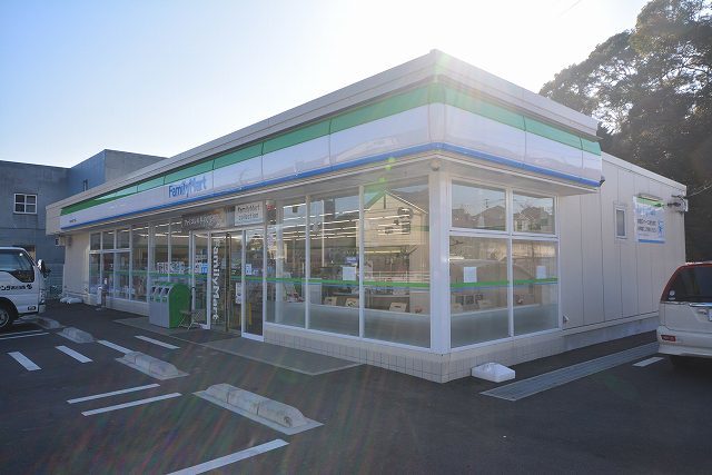 コンビニ　ファミリーマート（コンビニ）まで800m