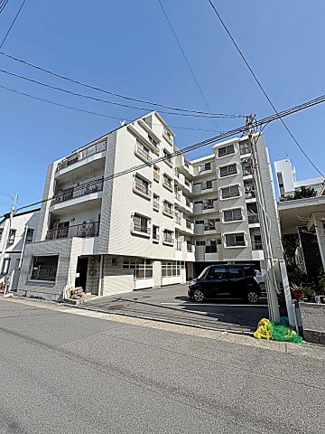 建物外観　安心の鉄筋コンクリート造ですよ☆☆