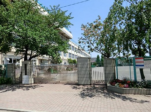 中学校　西台中学校（中学校）まで334m
