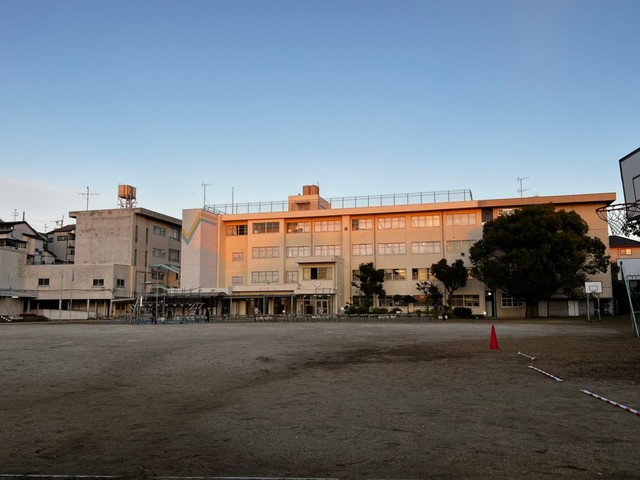 小学校　寝屋川市立東小学校（小学校）まで675m