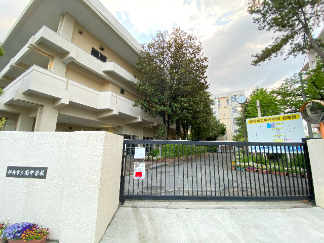 中学校　伊丹市立南中学校（中学校）まで812m