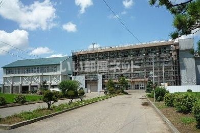 中学校　三条市立本成寺中学校（中学校）まで4766m