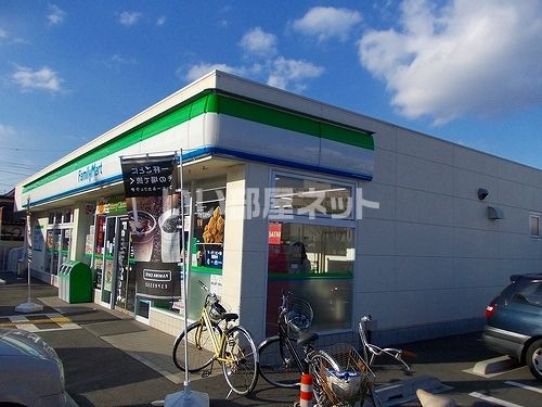 コンビニ　ファミリーマート（コンビニ）まで1361m