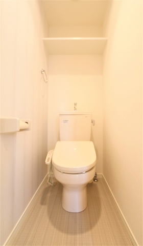 トイレ　収納棚があり清潔感のあるトイレです