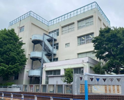中学校　世田谷区立梅丘中学校（中学校）まで974m