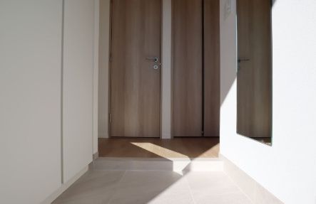 玄関　写真は同タイプ住居です。