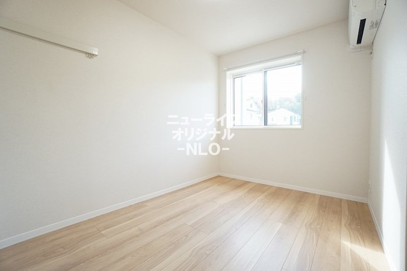 その他　洋室5.4帖　どんなインテリアも映える白を基調とした居室。