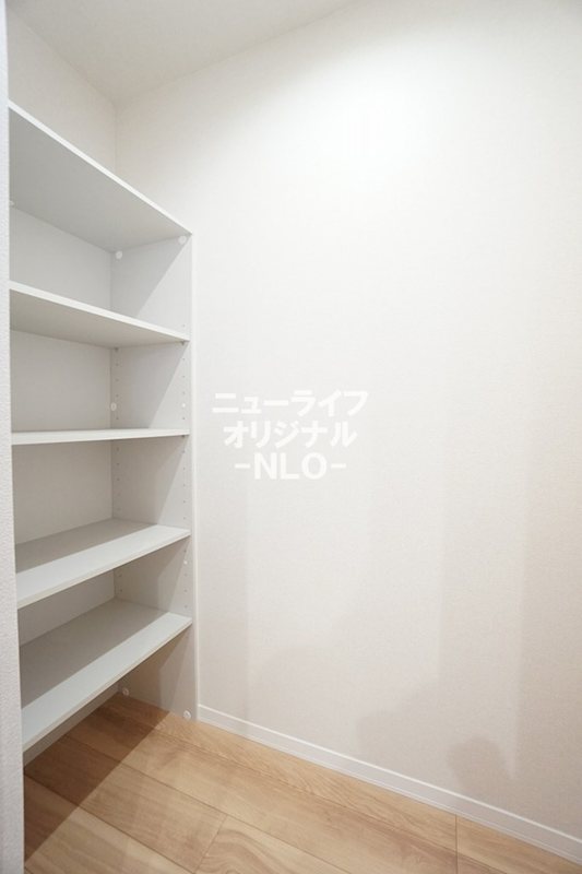 その他設備　キッチン奥にパントリー収納があります。