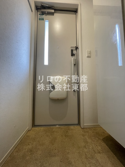 玄関　※クリーニング前のお写真です。