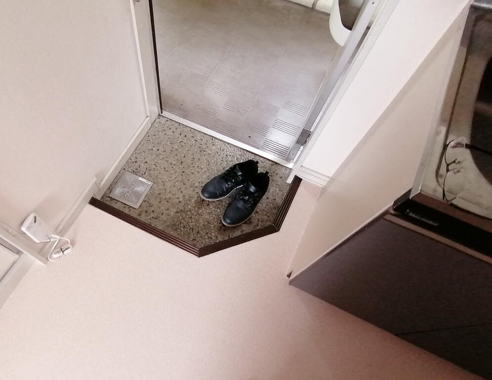 玄関　2~3足ほど靴が置けます。