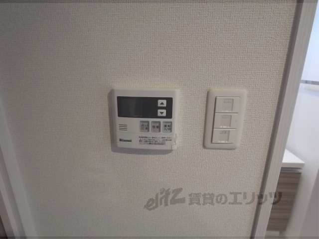 バス・シャワールーム　給湯器ボタン