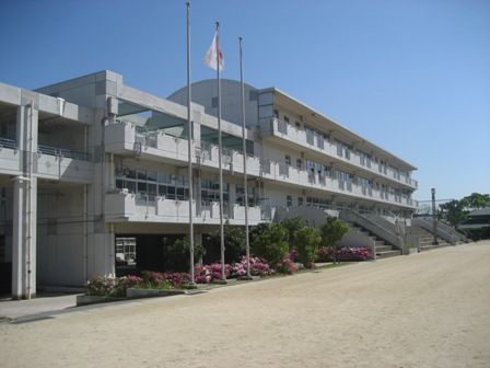 中学校　北九州市立花尾中学校（中学校）まで445m
