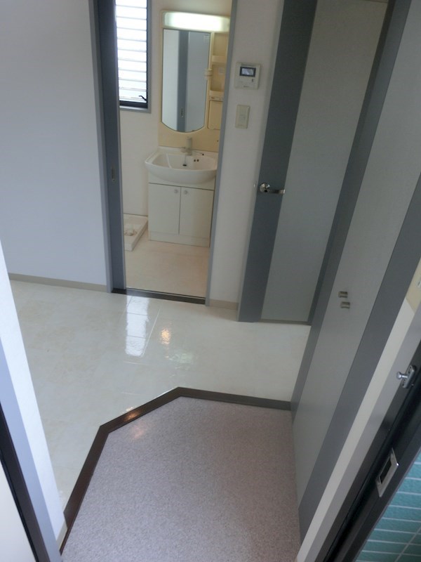 玄関　※別タイプのお部屋です