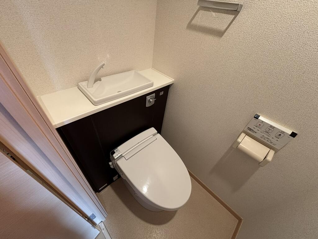 ＪＲ仙石線 榴ケ岡駅 徒歩14分 4階建 築14年のトイレ写真