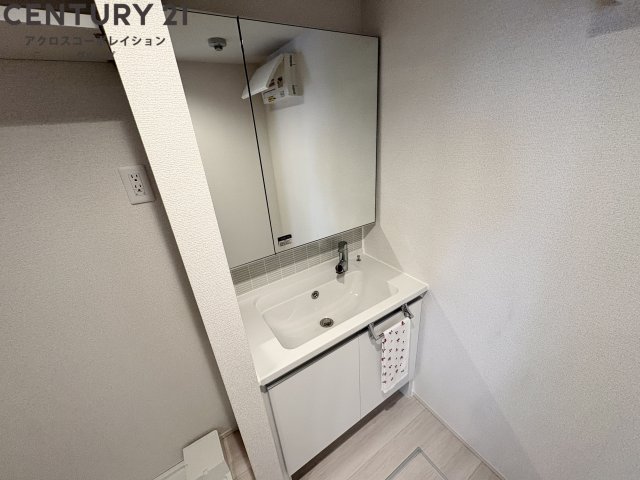 洗面設備　鏡の大きな独立洗面台です