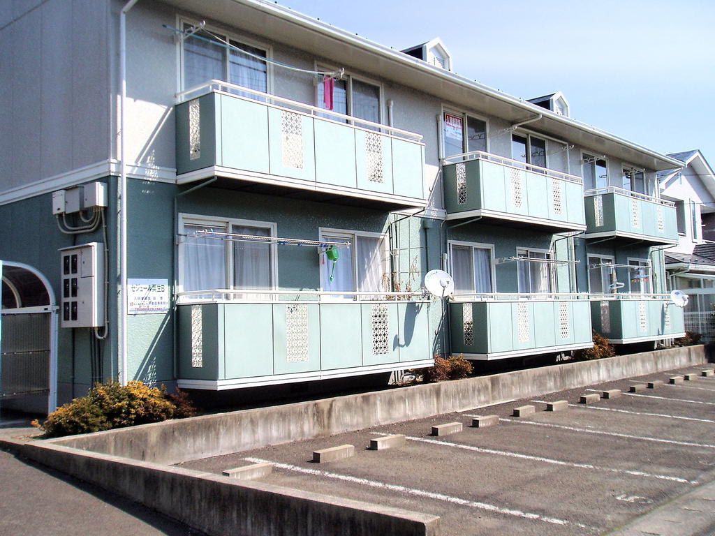 建物外観　南、バルコニー側（左手が駐輪場）
