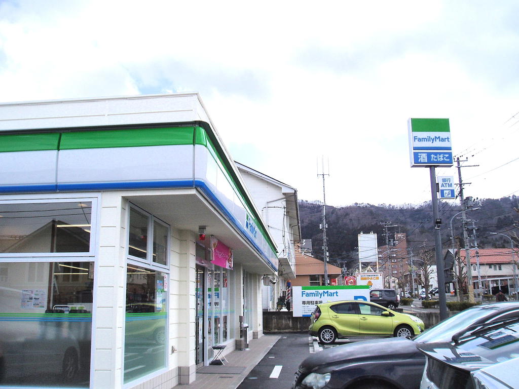 コンビニ　ファミリーマート栗生四丁目店（コンビニ）まで215m
