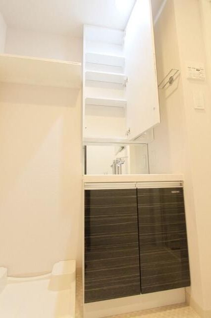 洗面設備　☆室内洗濯機置き場☆■多面鏡独立洗面台■収納付き