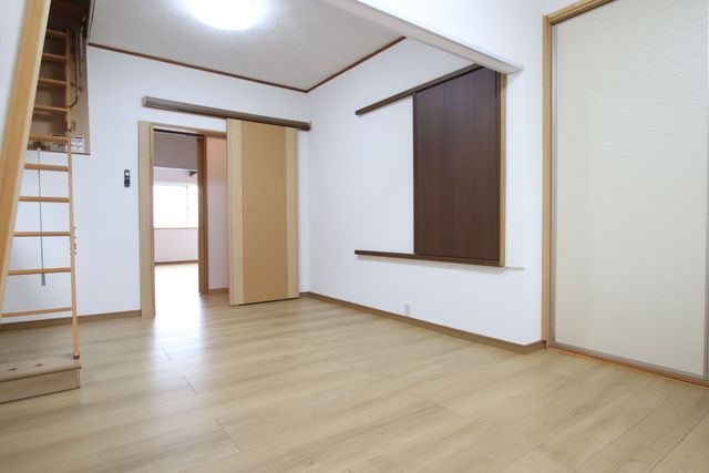 その他部屋・スペース　２階洋室（屋根裏に続く階段有り）