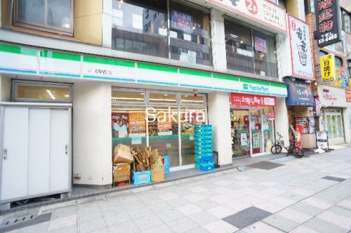 コンビニ　ファミリーマート（コンビニ）まで131m