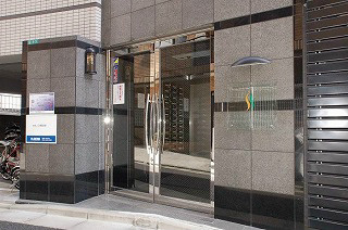 エントランス　落ち着いたエントランスです