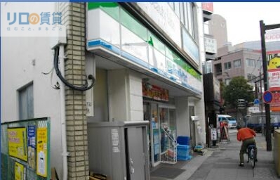 コンビニ　ファミリーマート阪急伊丹駅前店（コンビニ）まで296m