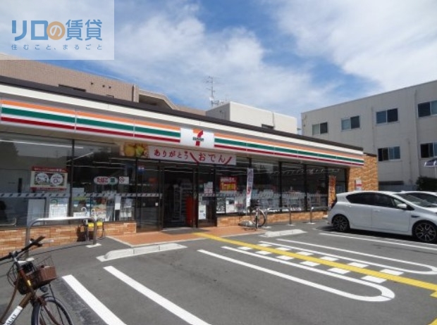 コンビニ　セブンイレブン阪急新伊丹駅前店（コンビニ）まで555m