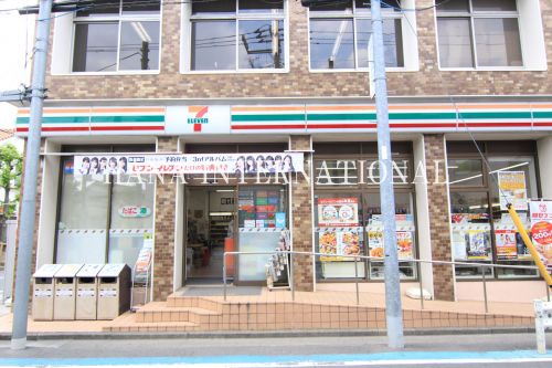 コンビニ　セブン-イレブン 足立４丁目店（コンビニ）まで331m