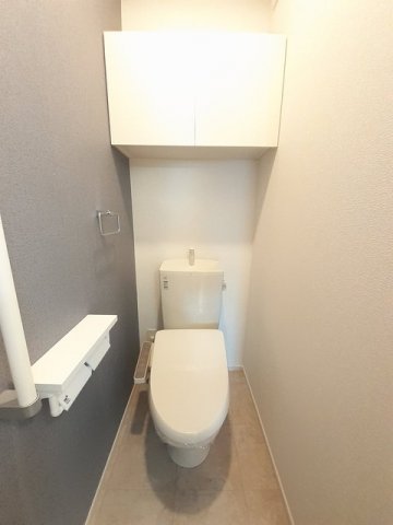 トイレ　落ち着いた色調のトイレです