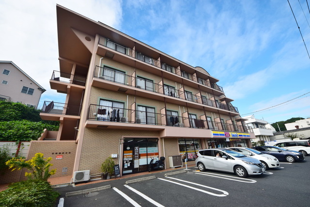 建物外観　～一階にはコンビニっ～