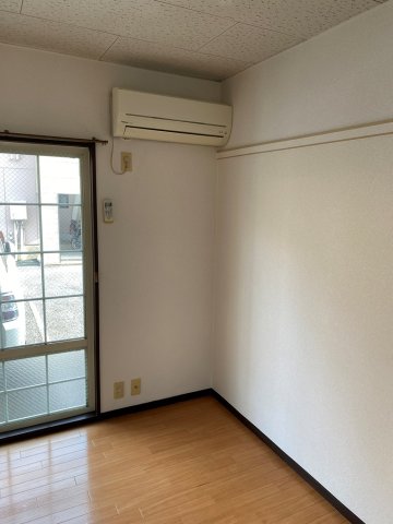 バルコニー　洋室６帖にはエアコンと壁掛けが付いています♪