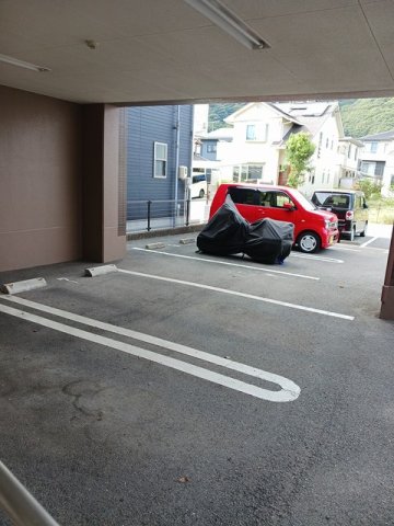駐車場　駐車場があるので、車を買う予定の方も安心です