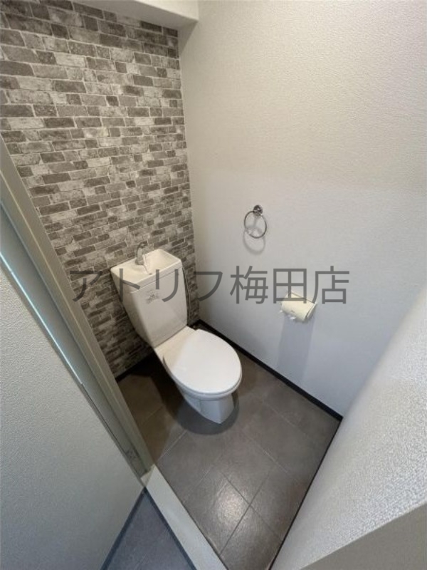 地下鉄御堂筋線 西中島南方駅 徒歩13分 8階建 築42年のトイレ写真