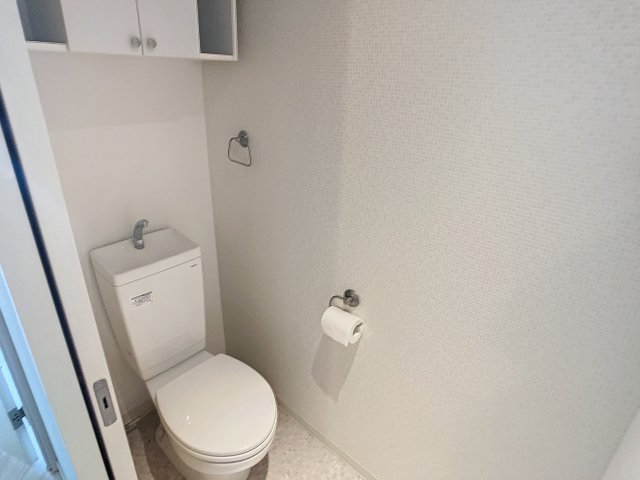 トイレ　掲載写真は空室の別部屋を掲載しております。実際のお部屋と仕様