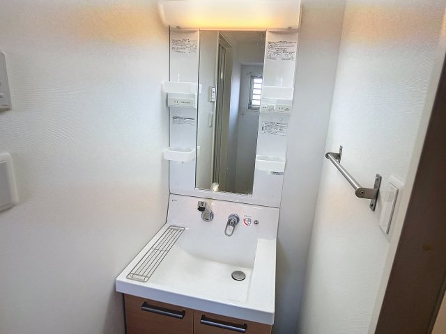 洗面設備　掲載写真は空室の別部屋を掲載しております。実際のお部屋と仕様