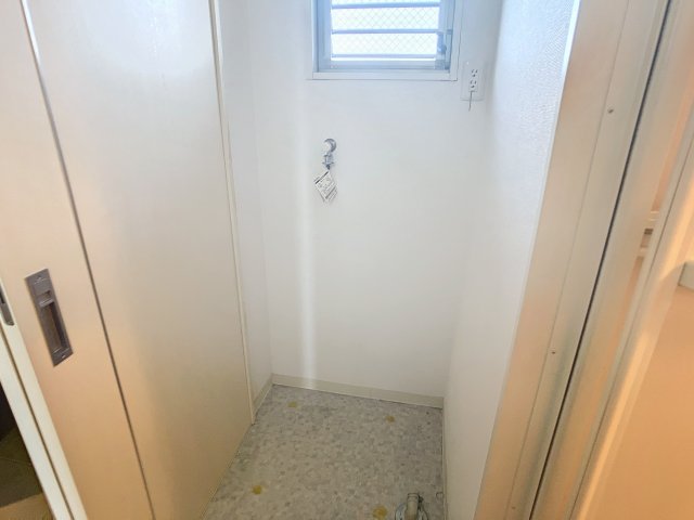 玄関　掲載写真は空室の別部屋を掲載しております。実際のお部屋と仕様