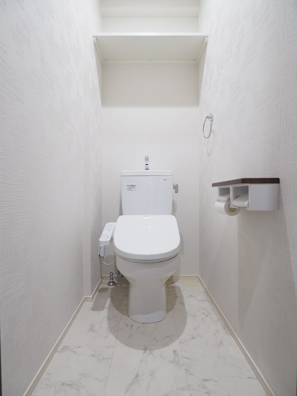 トイレ　ウォシュレット付きで清潔感のあるトイレです。