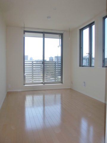 居室・リビング　角部屋２面採光で明るいお部屋です