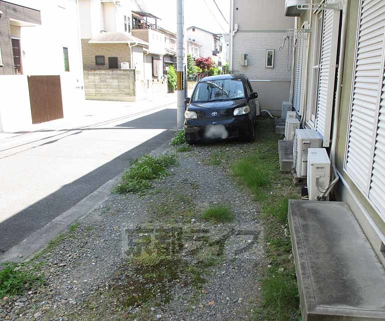 【宇治市広野町のアパートの駐車場】