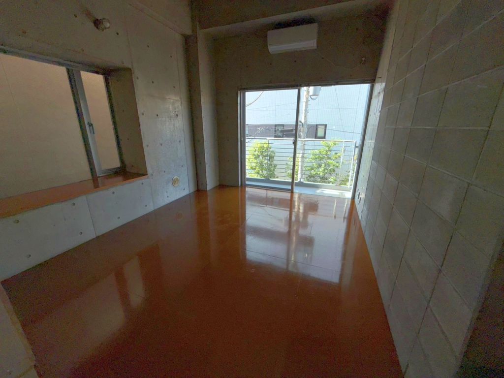 ＪＲ京浜東北線 川崎駅 バス乗車時間：10分 最寄りバス停で下車 徒歩1分 6階建 築31年の居間写真