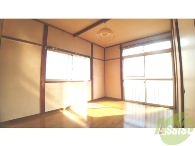 居室・リビング　６帖のリビングです、大きな窓も２つあり陽の光も沢山入ります