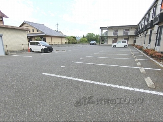 【東近江市五智町のアパートの駐車場】