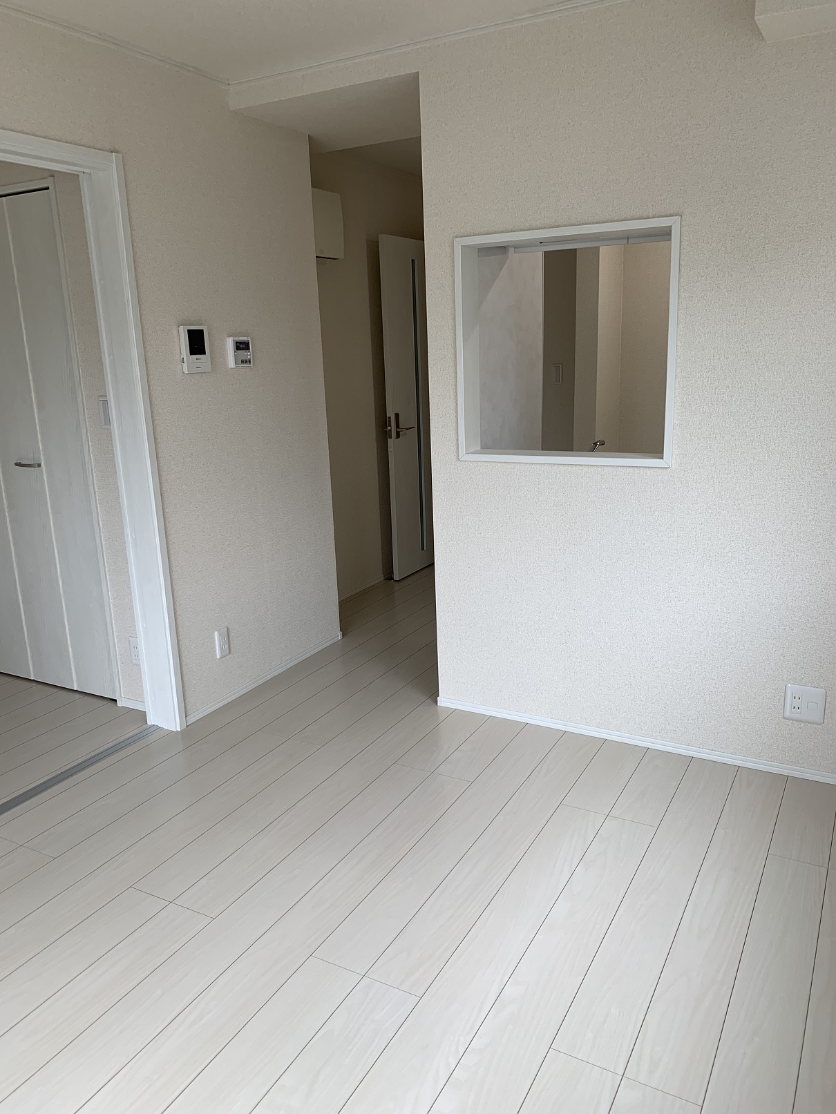 居室・リビング　写真は、別部屋の反転タイプです。