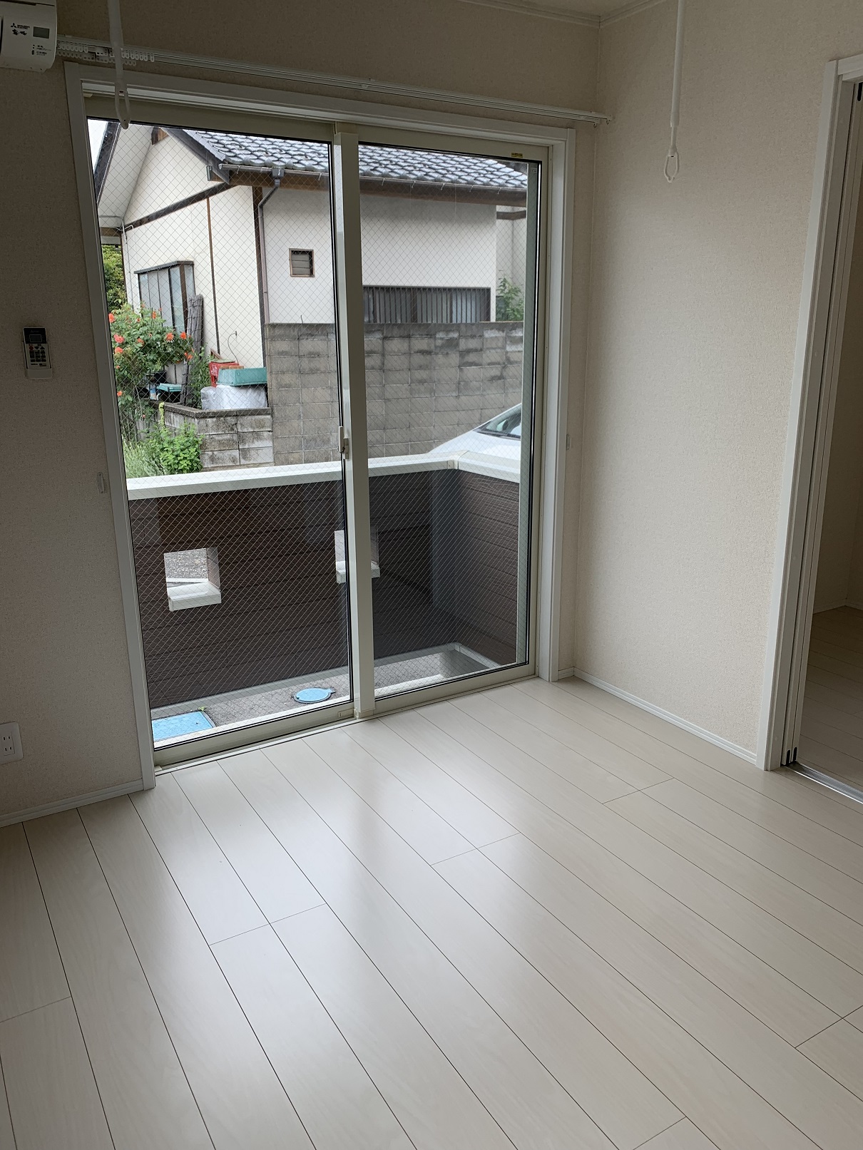 居室・リビング　写真は、別部屋の反転タイプです。