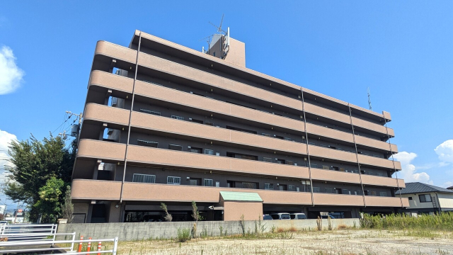 【松山市西垣生町のマンションの建物外観】