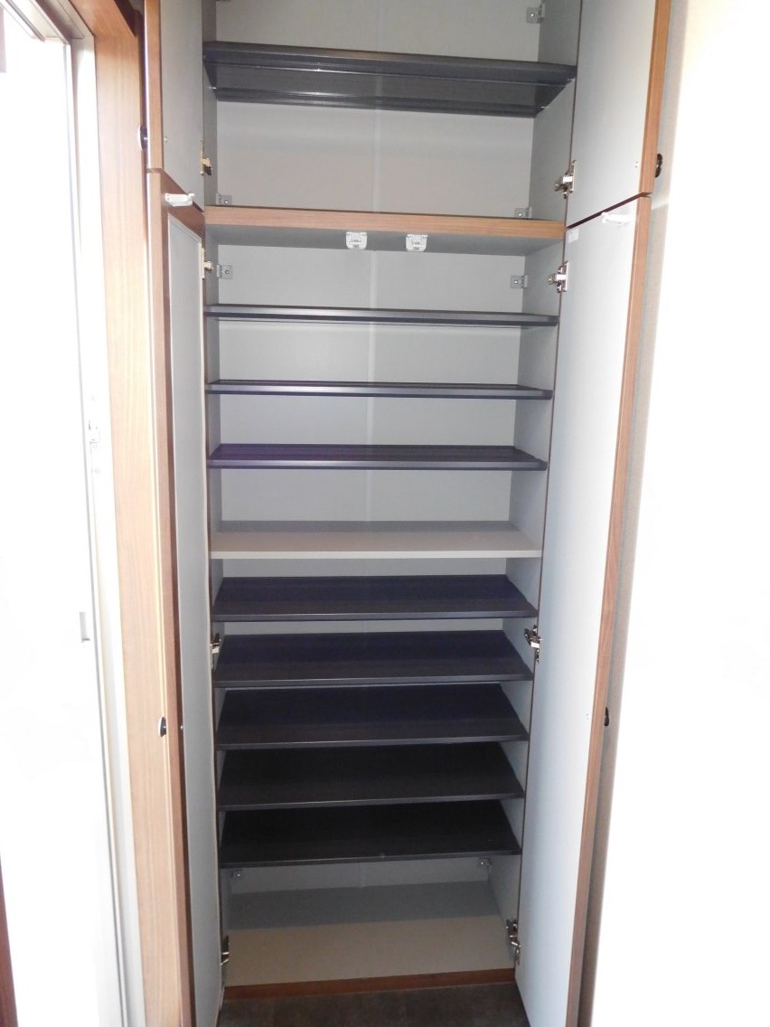 玄関　収納たっぷりの下駄箱付