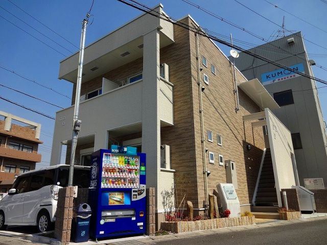 摂津市桜町のアパートの建物外観