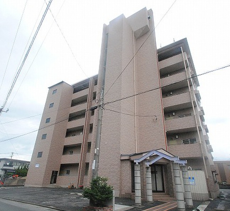 エントランス　落ち着いたエントランスです